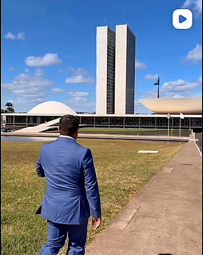 Kelson Cortez caminhando em direção ao Congresso Nacional, em Brasília
