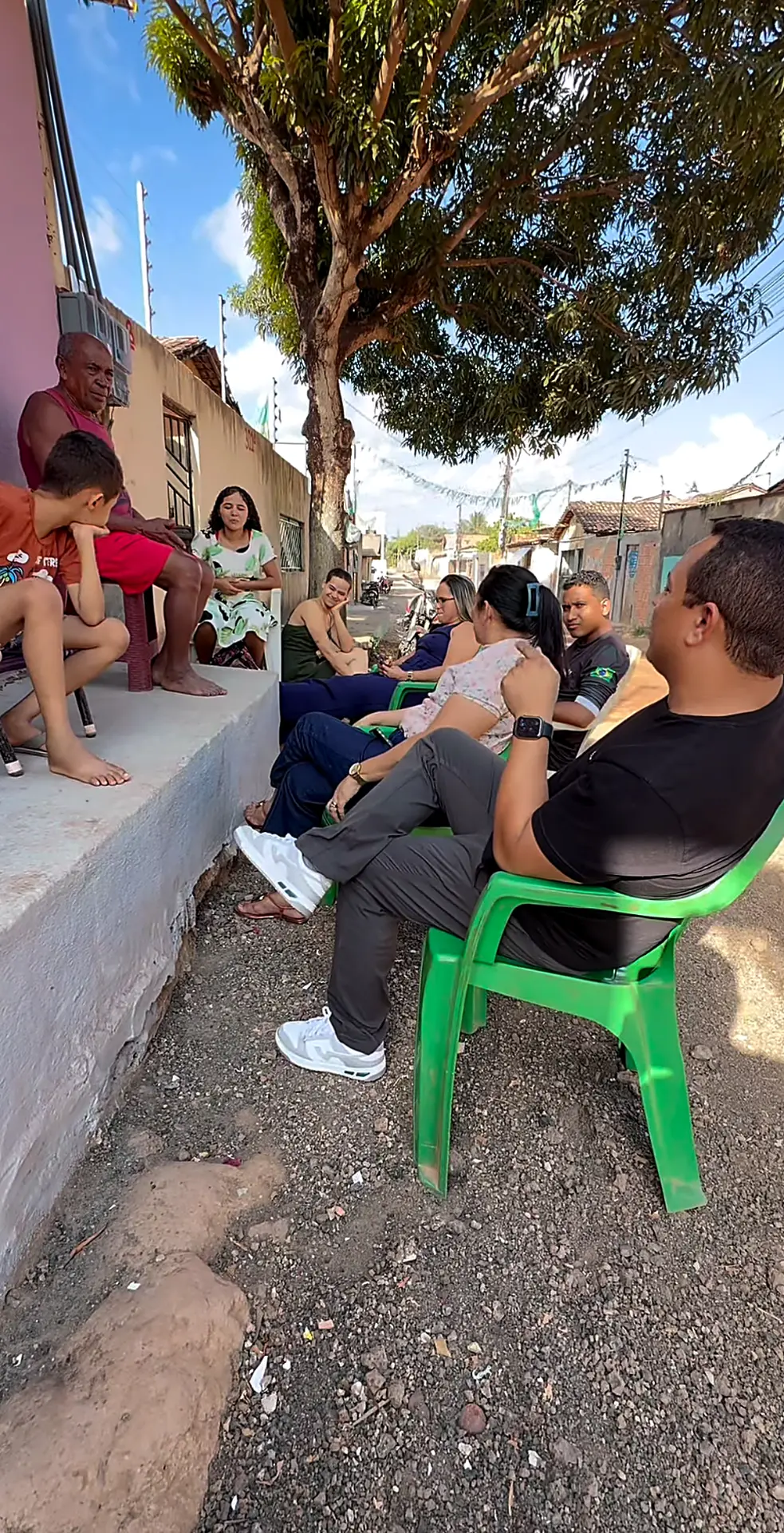 Roda de conversa na rua com moradores da comunidade